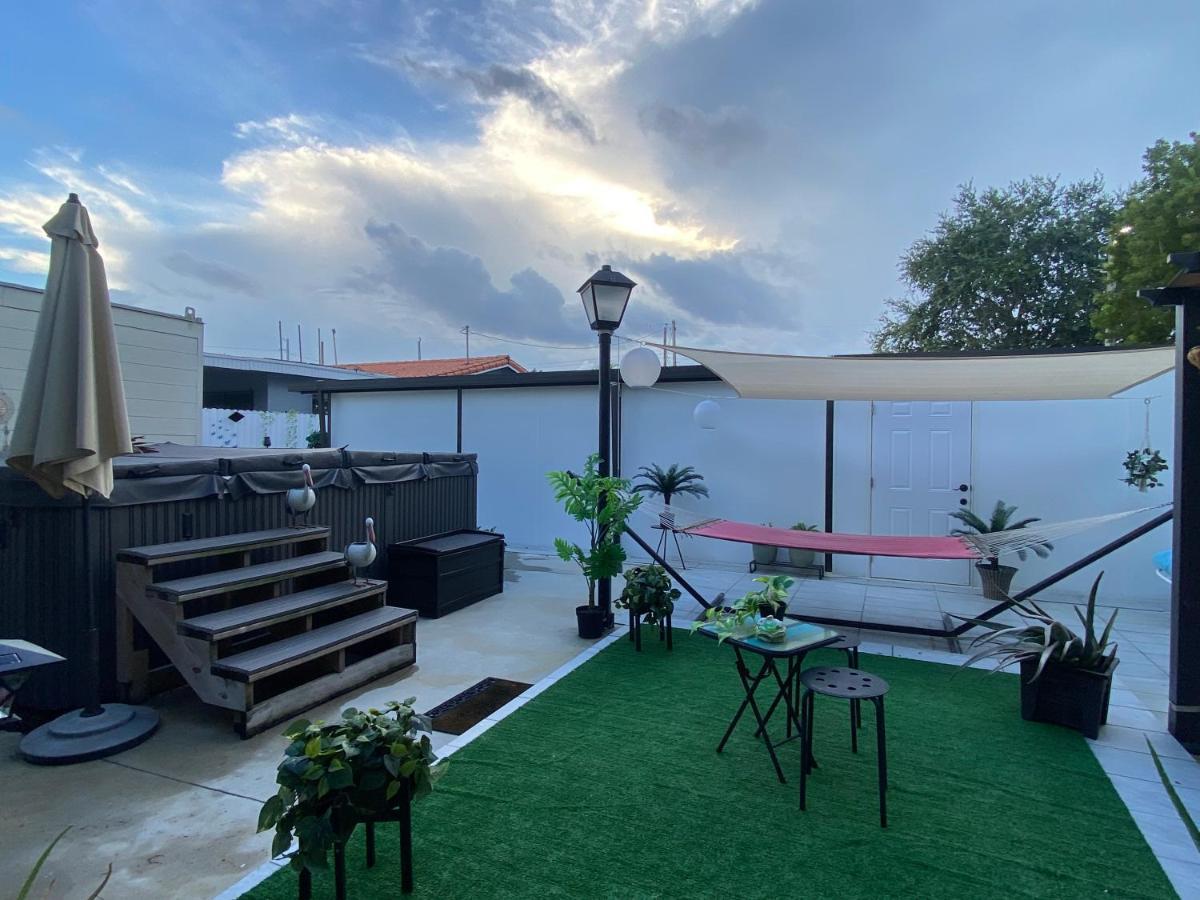 Tiny Place W Private Hot Jacuzzi 7 Min To Miami International Airport Bagian luar foto