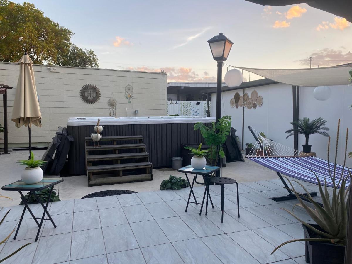 Tiny Place W Private Hot Jacuzzi 7 Min To Miami International Airport Bagian luar foto