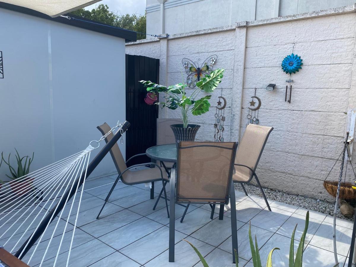 Tiny Place W Private Hot Jacuzzi 7 Min To Miami International Airport Bagian luar foto