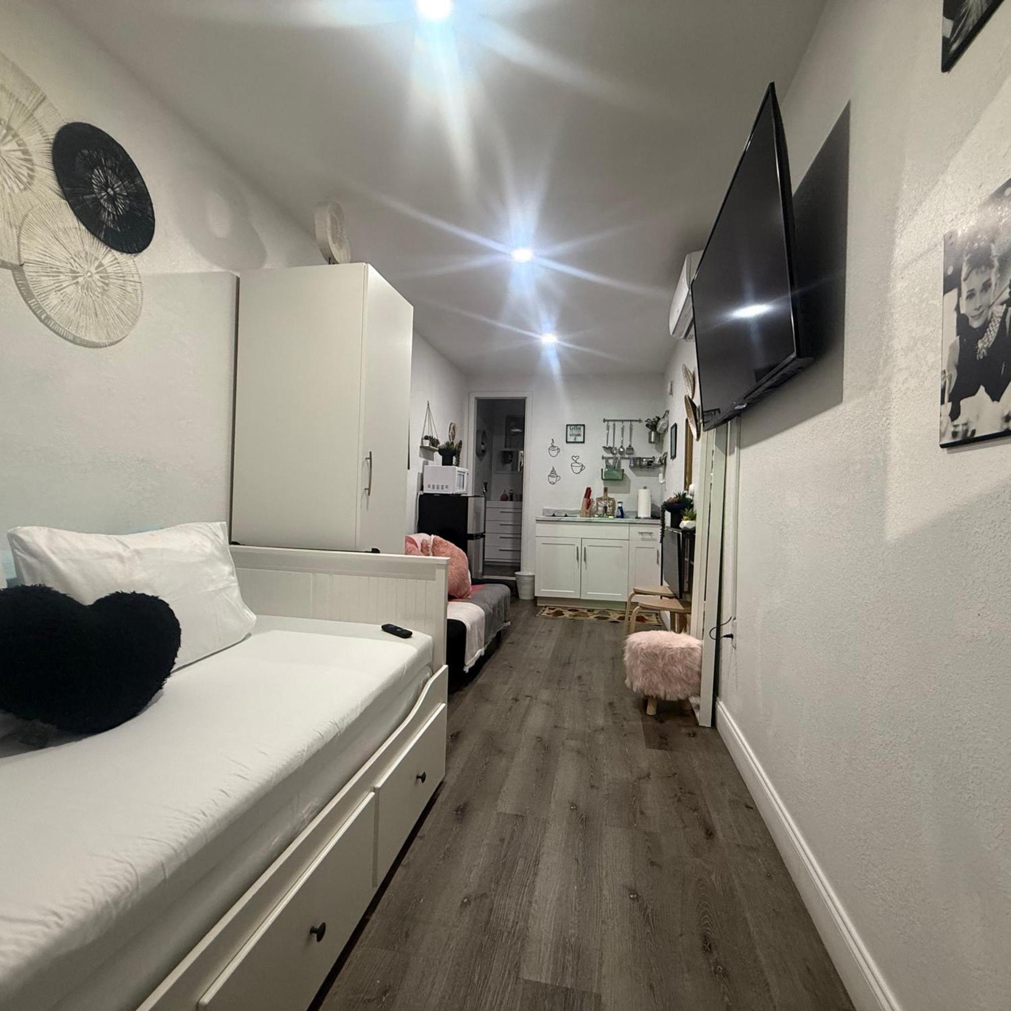 Tiny Place W Private Hot Jacuzzi 7 Min To Miami International Airport Bagian luar foto
