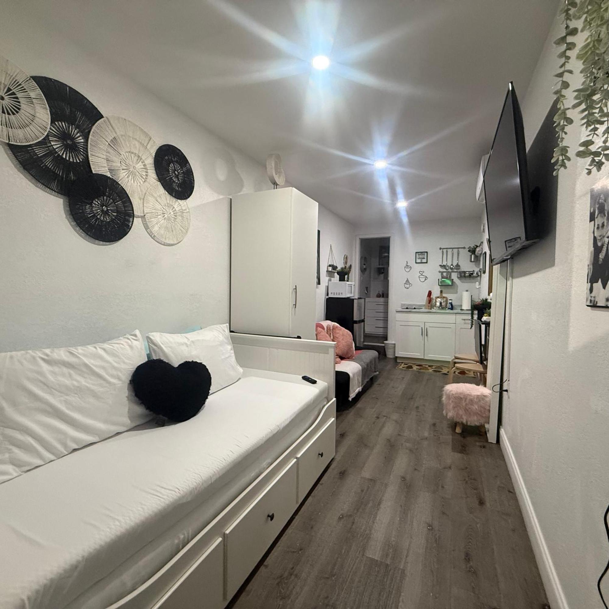 Tiny Place W Private Hot Jacuzzi 7 Min To Miami International Airport Bagian luar foto